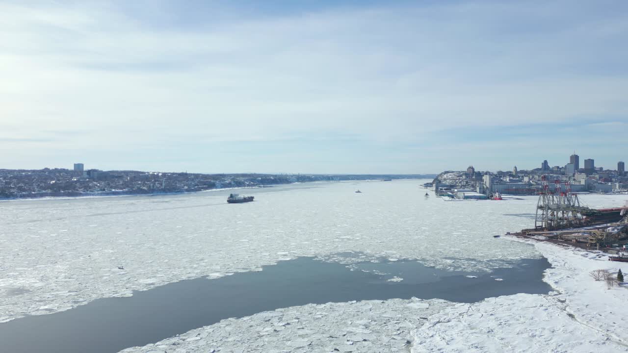 드론 샷, 대형 보트가 겨울 2부에서 세인트 로렌스 강을 항해합니다.