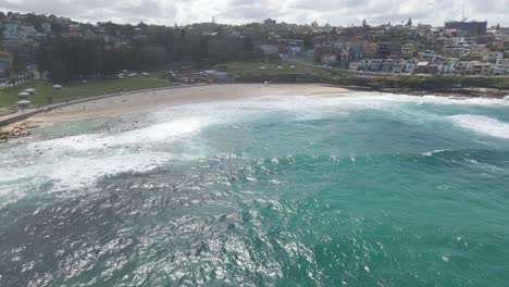 Vista-Aérea-De-La-Playa-De-Bronte-Con-Océano-Ondulado-En-Verano---Sydney,-Nsw,-Australia