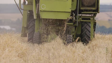 la cosechadora mecanizada cosecha el grano