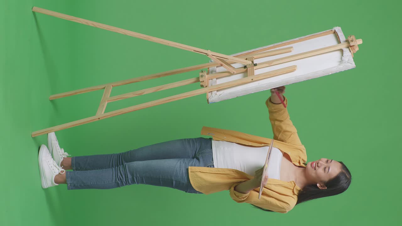 스튜디오 에서 그림 을 그리는 여자