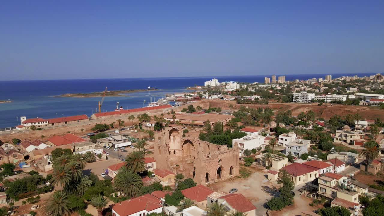 라라 무스타파 파샤 카미 모스크 (lala mustafa pasha mosque) 는 북 키프로스의 파마구스타에 있는 오래된 대성당이다.