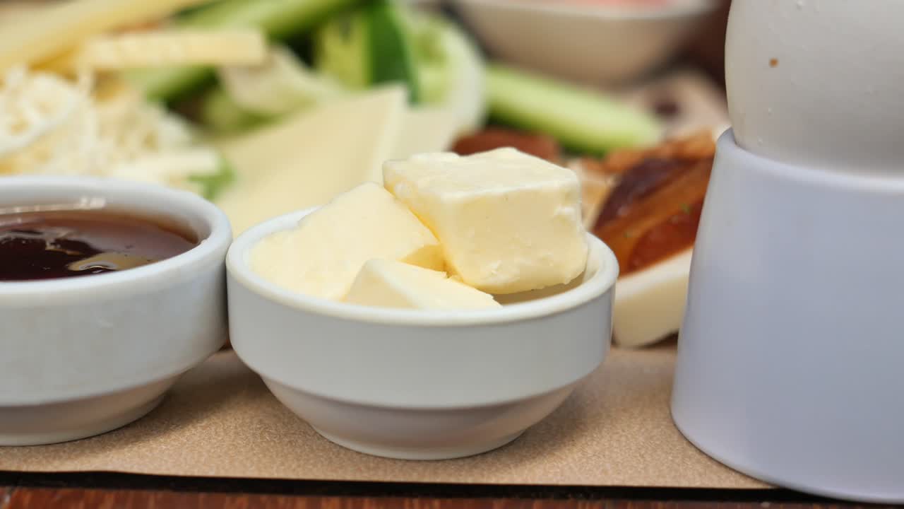 아침 식사 접시 에 버터 와