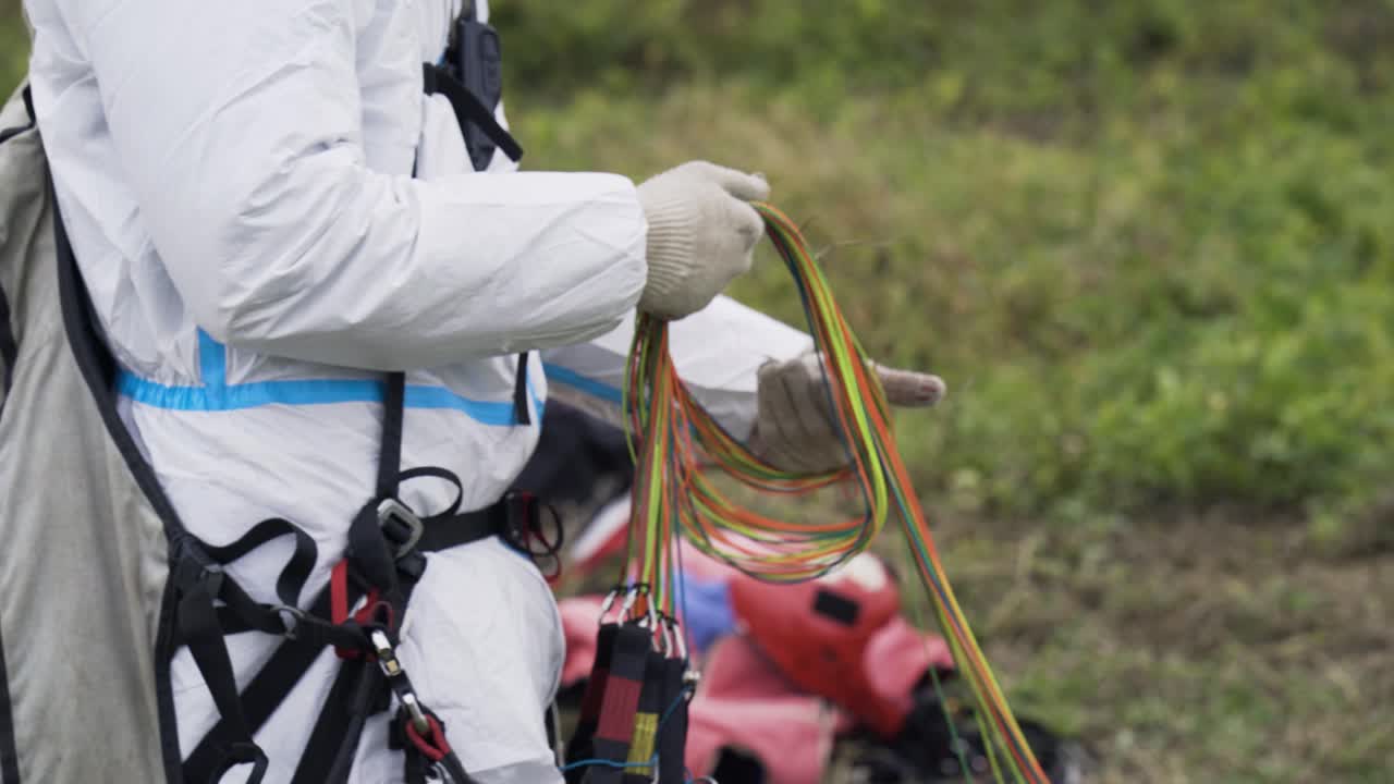 persona que se prepara para un vuelo en parapente