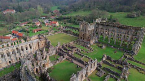 Vista-Aérea-Baja-Sobre-Las-Ruinas-De-La-Abadía-De-Rievaulx-Cerca-De-York-Inglaterra