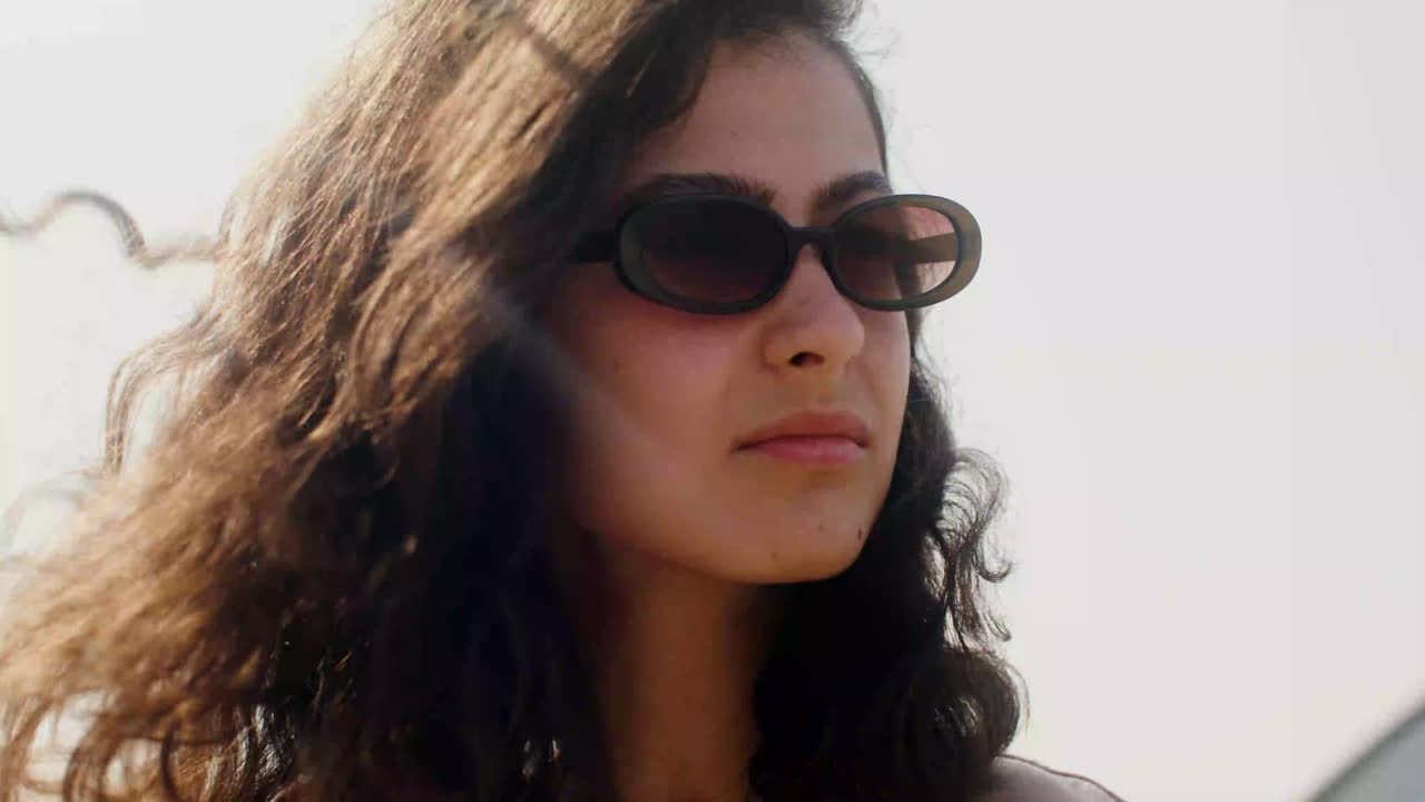 Молодая женщина на открытом воздухе