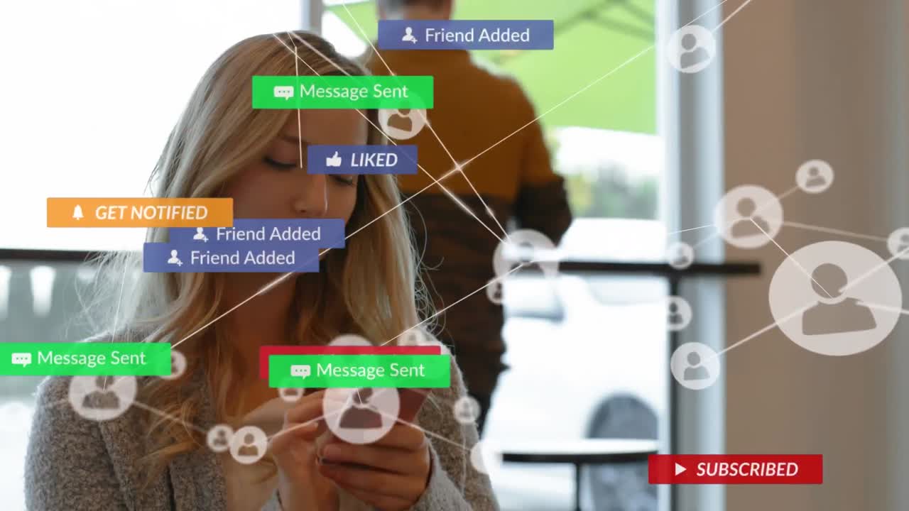 스마트 폰을 사용하는 백인 여성에 대한 아이콘과의 연결 네트워크의 애니메이션