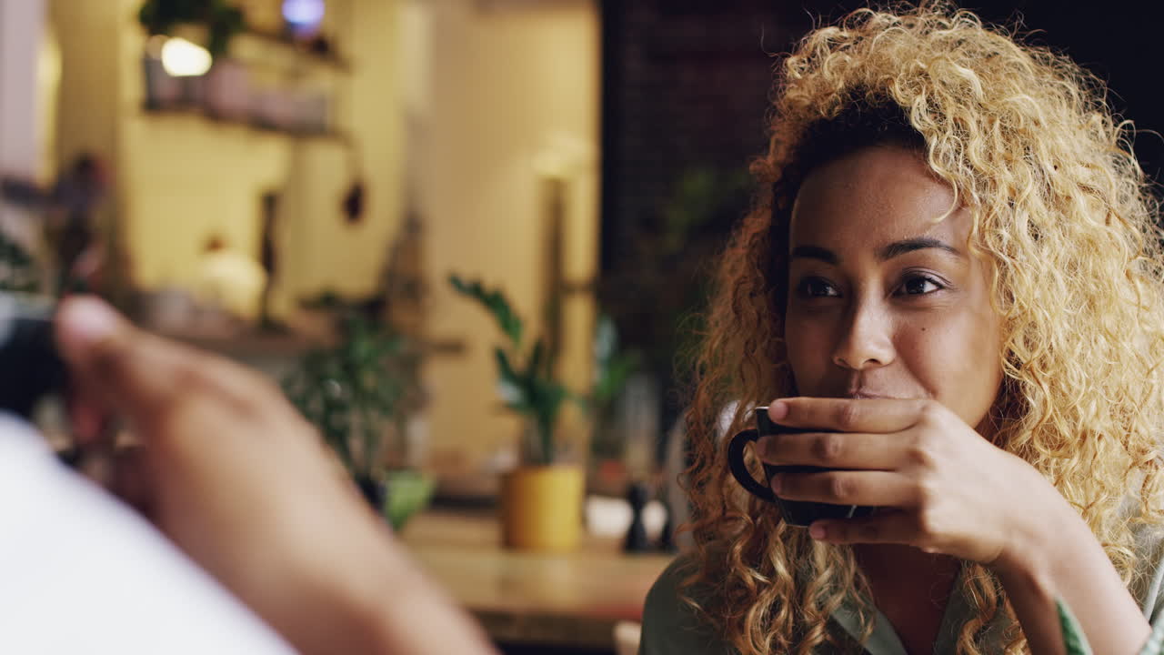 Coppia a un appuntamento romantico in un bar, bella donna che ride