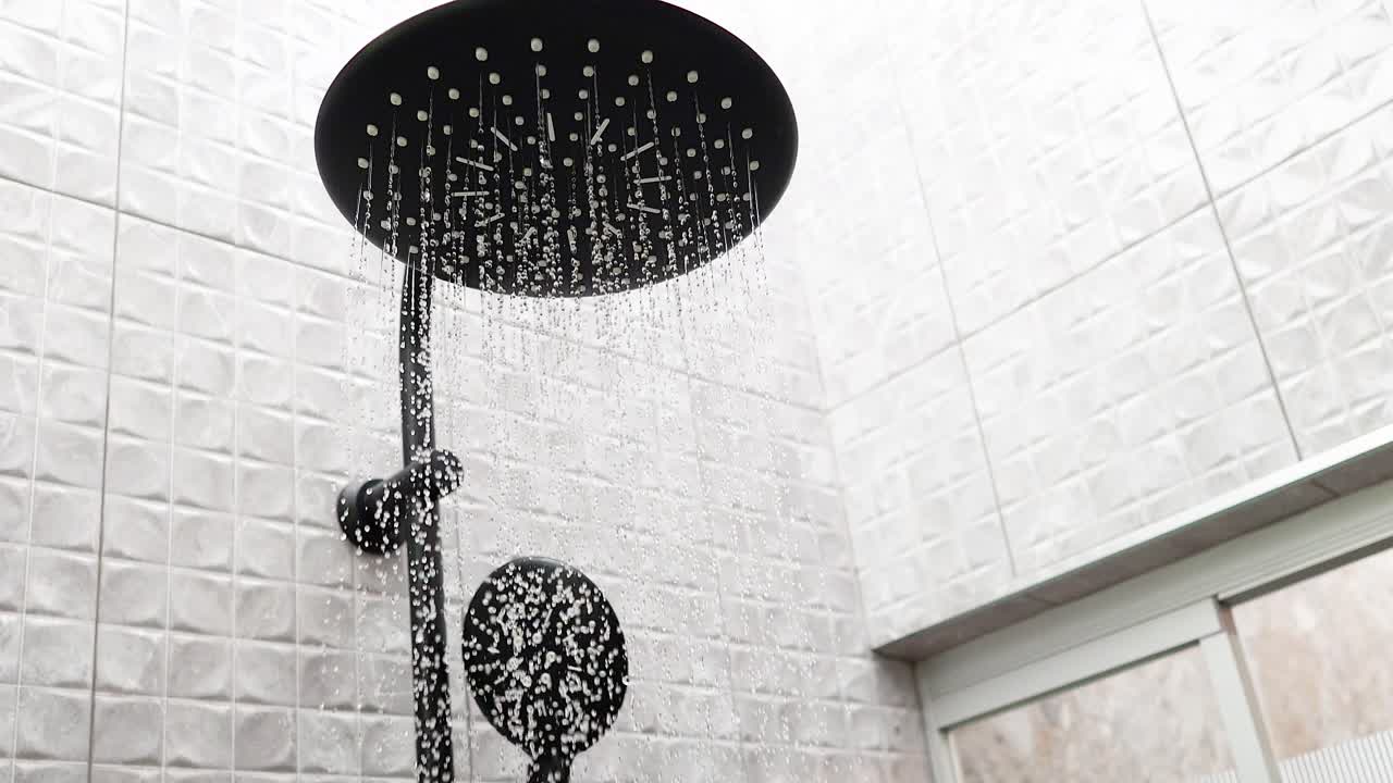 el agua fluye de una ducha en tailandia