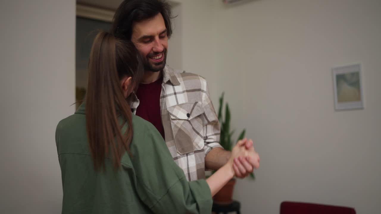 pareja bailando en casa