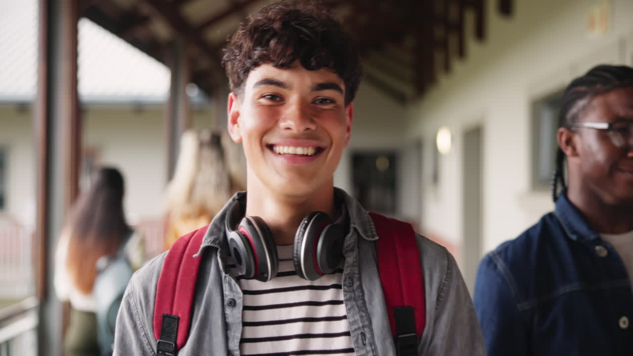 estudiante sonriente en el pasillo de la escuela