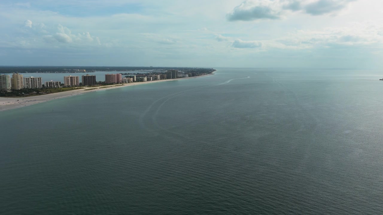 Luftfoto af kystlinjen langs Sand Key i Clearwater Beach, Florida, USA.