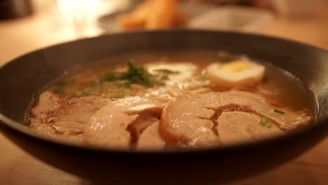 Ramen-De-Vapor-Caliente-Por-La-Noche-En-El-Restaurante-Izakaya