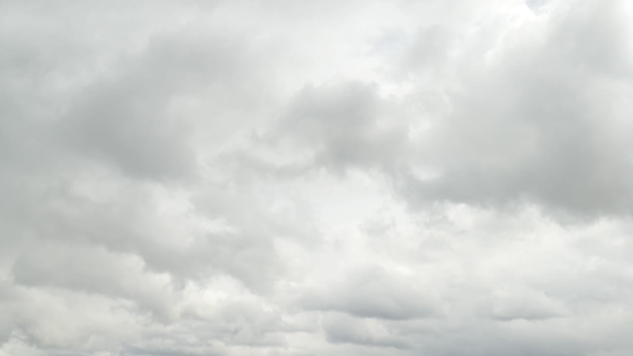 clima nublado, nubes pesadas moviéndose rápidamente, lapso de tiempo