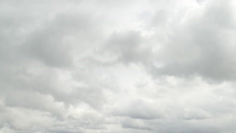 clima nublado, nubes pesadas moviéndose rápidamente, lapso de tiempo