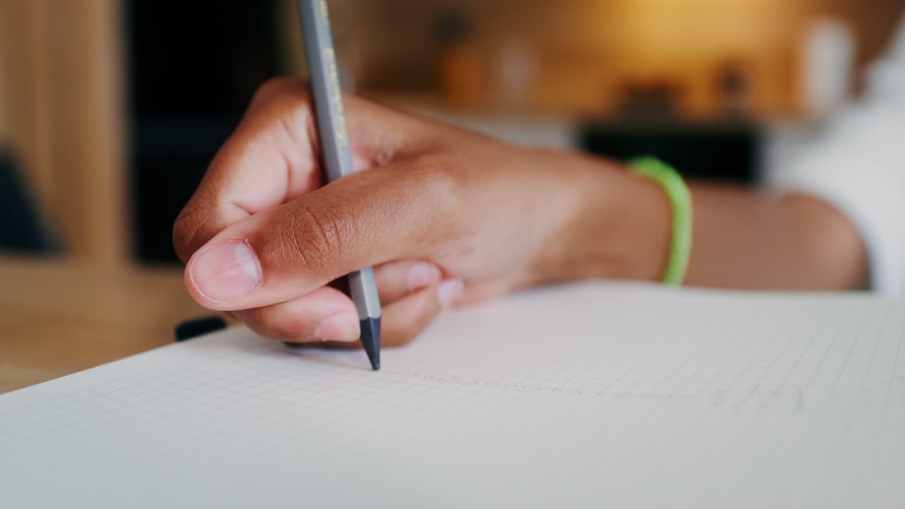 persona que escribe en un bloc de notas