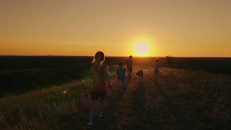Eine-Gruppe-Kinder-Rennt-Fröhlich-Mit-Dem-Hund-Dem-Sonnenuntergang-Entgegen