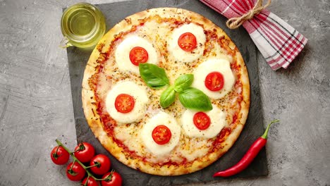 Pizza-Casera-Con-Tomate-Mozzarella