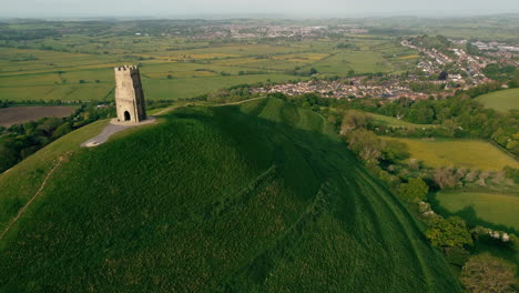 Disparo-De-Un-Dron-Descendiendo-Frente-A-Glastonbury-Tor