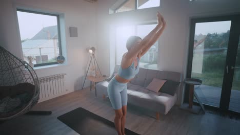 mujer practicando yoga en casa