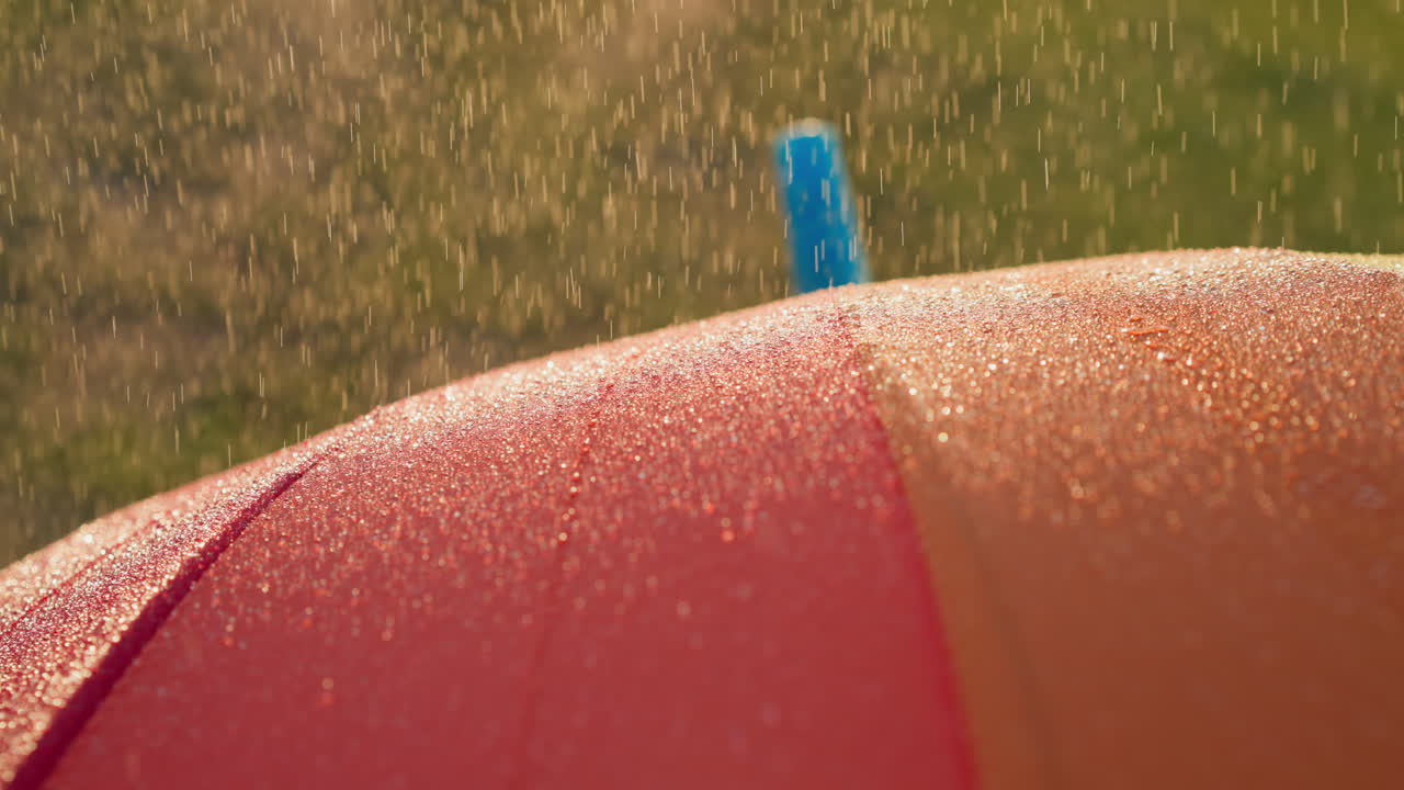 капли дождя опускаются на поверхность зонтика стильный и яркий зонтик стоит как непоколебимый щит, предлагающий