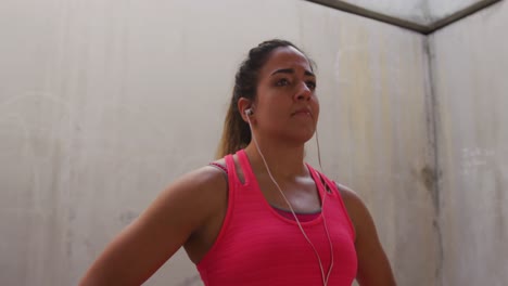 mujer caucásica de pie sola
