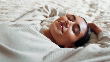 mujer relajándose en una cama