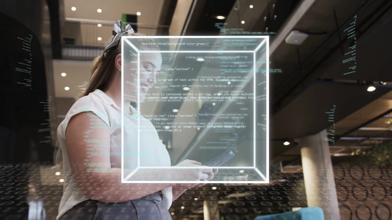 Donna che entra nella hall con il telefono in mano, che tocca e attiva un cubo che proietta codice per una recensione tecnologica.