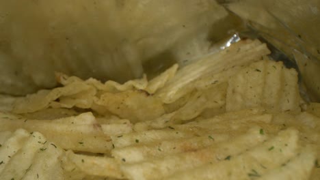 primer plano de patatas fritas dentro del paquete