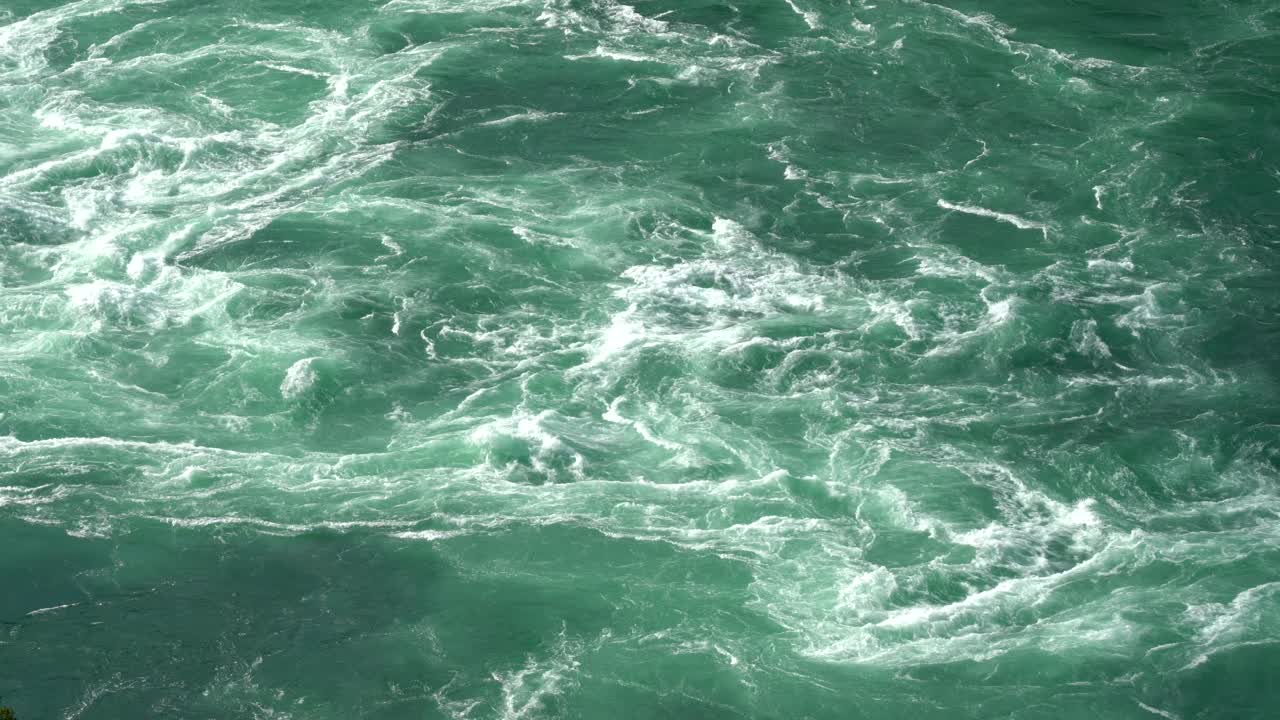 un fondo de agua que fluye rápidamente en el río niagara