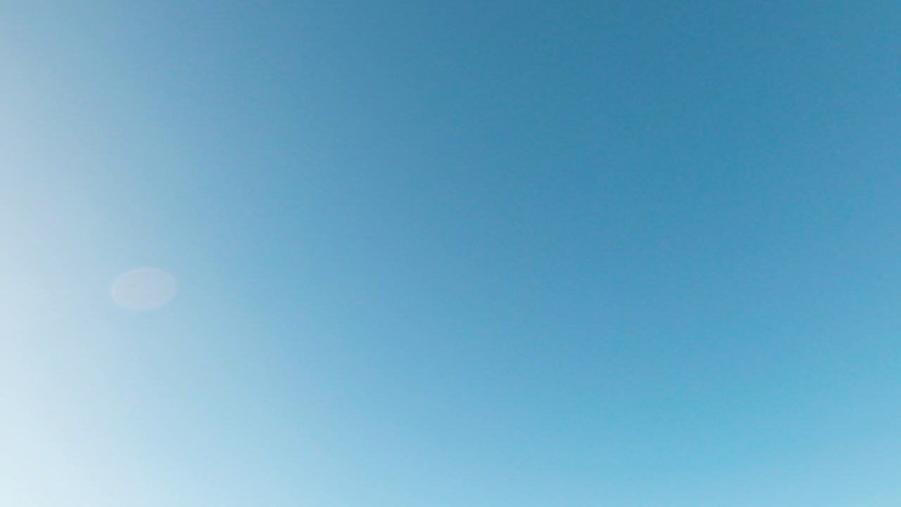 Perfekter blauer Himmel als Kulisse für Videoproduktionen, der als Endlosschleife nutzbar ist