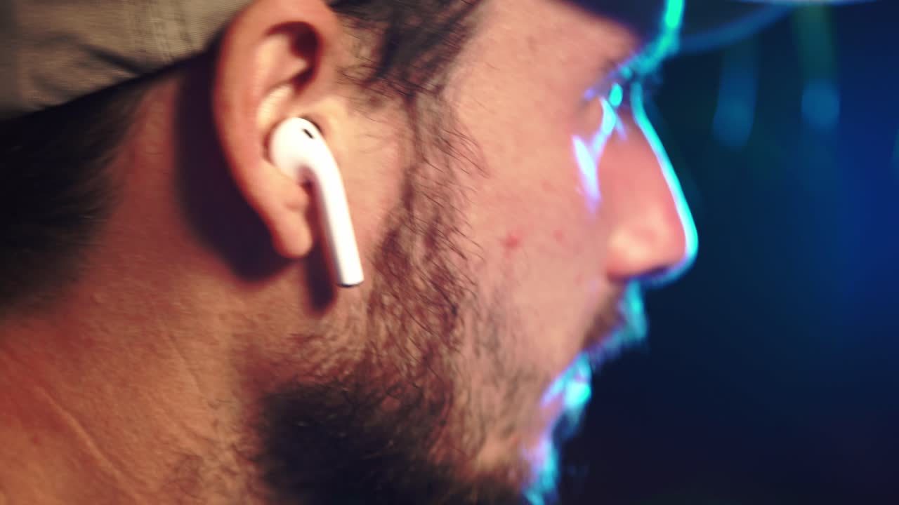 Musikafhængighed på Apple AirPods i arbejdstiden, nærbillede