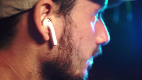 Musik-Fix-Auf-Apple-Airpods-Während-Der-Arbeitszeit-Nahaufnahme