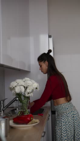 mujer en la cocina