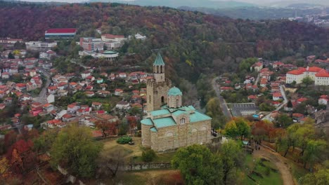 volando alrededor de la iglesia en la cima de la colina en veliko tarnovo