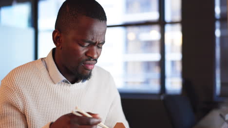 Hombre-Negro,-Comida-Rápida-O-Almuerzo-En-El-Escritorio-De-La-Oficina