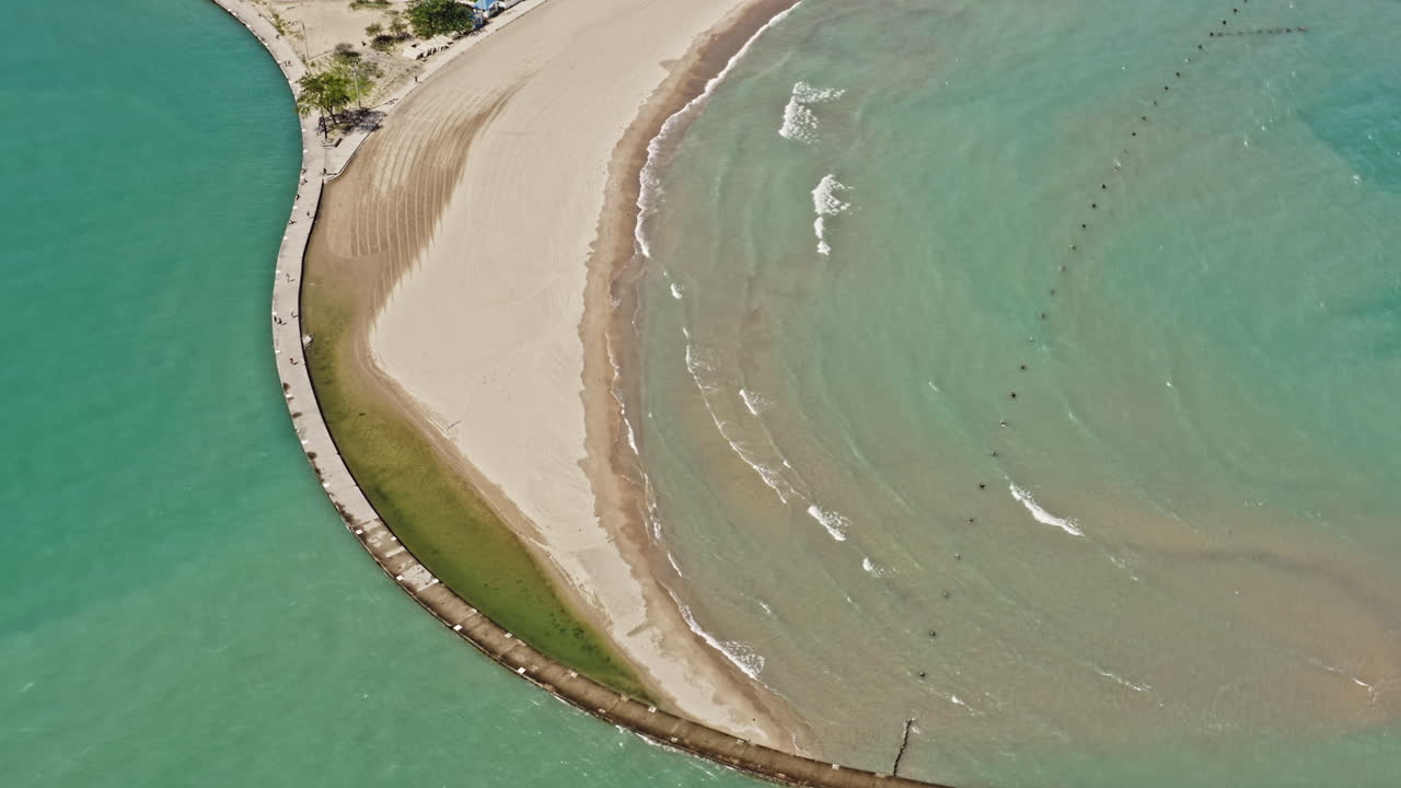 chicago illinois antena v71 ojo de pájaro revela toma capturando casa de playa atracada en avenida norte, inclinada hacia arriba con vista al vecindario de streeterville desde la costa dorada durante el verano - agosto de 2020