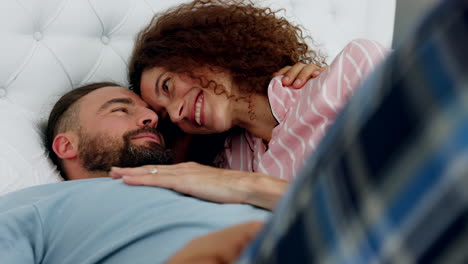 Amor,-Pareja-Y-Beso-En-La-Cama-Con-Un-Hombre