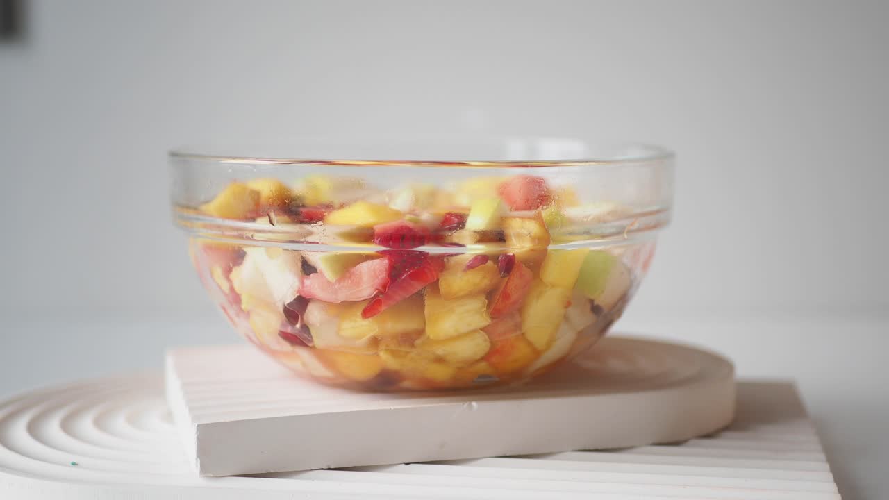 ensalada de frutas mezcladas en un tazón de vidrio