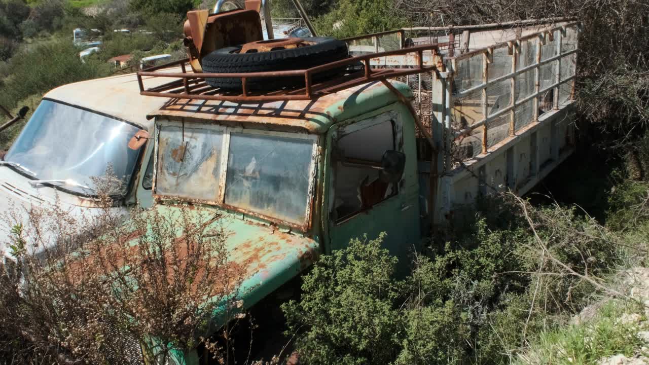 자동차 폐차장에 있는 빈티지 녹색 트럭의 모습