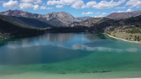 Lago-De-Junio-Con-Agua-Cristalina-En-Verano-En-Mono,-California,-Estados-Unidos