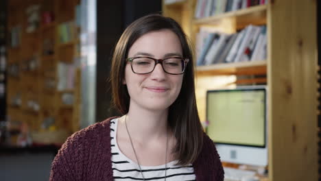 mujer con gafas sonriendo cuatro