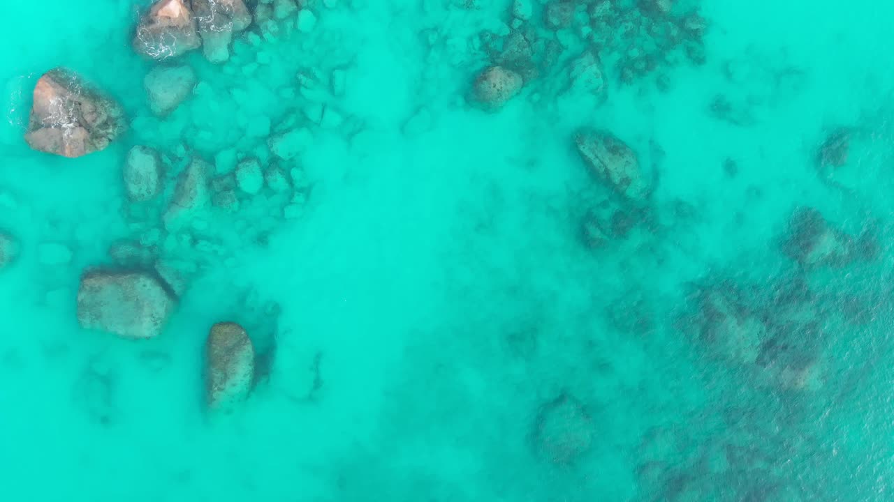 세이셸의 가장 아름다운 해변과 청록색 바다의 조감도