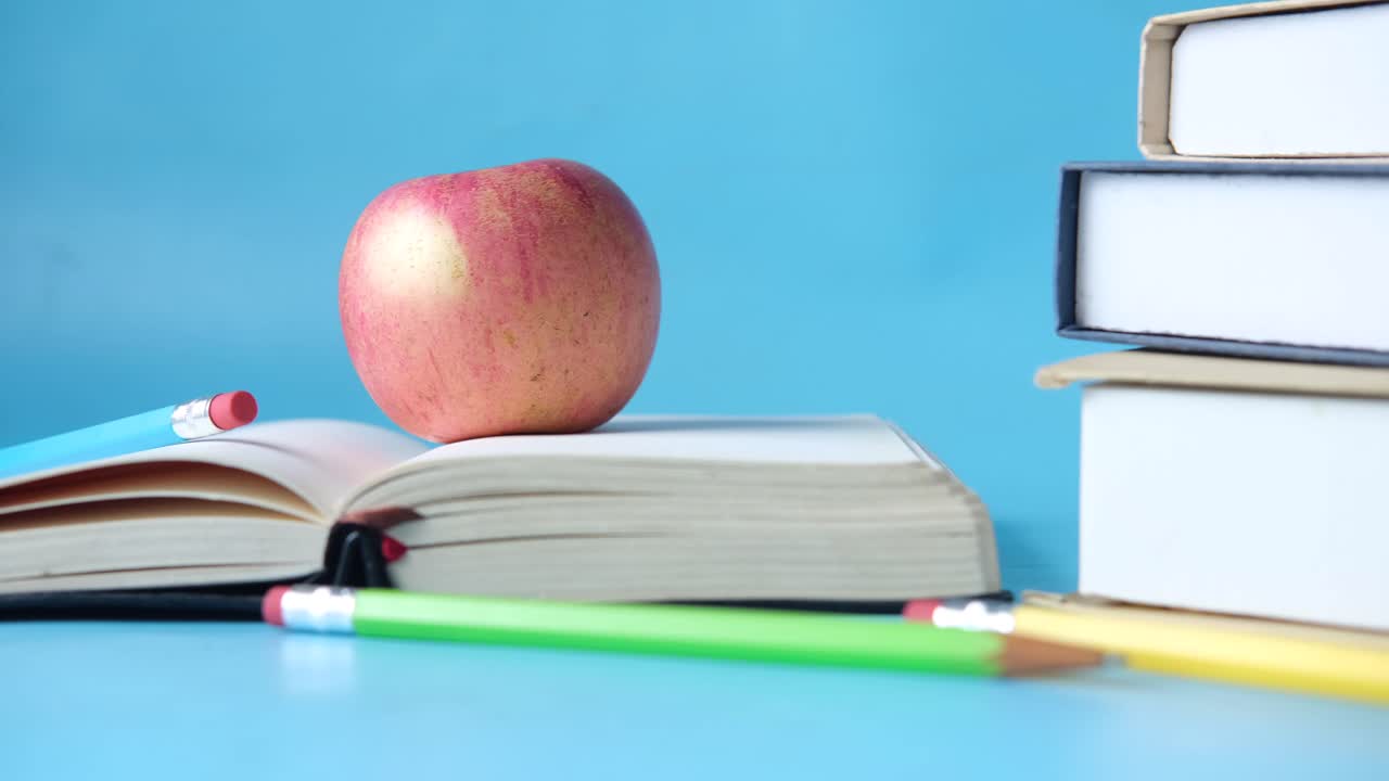 возвращение в школу с яблоками