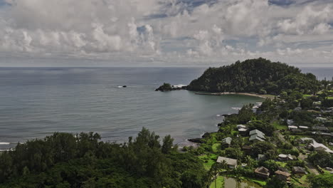 Hana-Maui-Hawaii-Drone-Aéreo-V6-Sobrevuela-La-Bahía-A-Lo-Largo-De-Una-Costa-Escarpada-Capturando-Casas-Residenciales-Frente-Al-Mar,-Pueblos,-Parques-De-Playa-Y-Pastos-Exuberantes---Filmado-Con-Cine-Mavic-3---Diciembre-De-2022