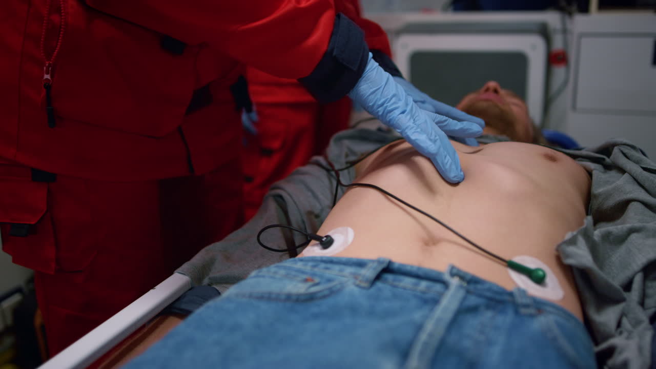 희생자의 생명을 구하는 남성 의료진