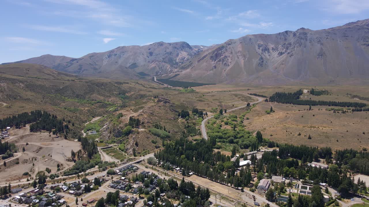 pan justo sobre el valle de esquel entre el bosque con las montañas andinas en el fondo, patagonia argentina