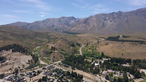 Panorámica-Sobre-El-Valle-De-Esquel-Entre-Bosques-Con-Montañas-Andinas-Al-Fondo,-Patagonia-Argentina