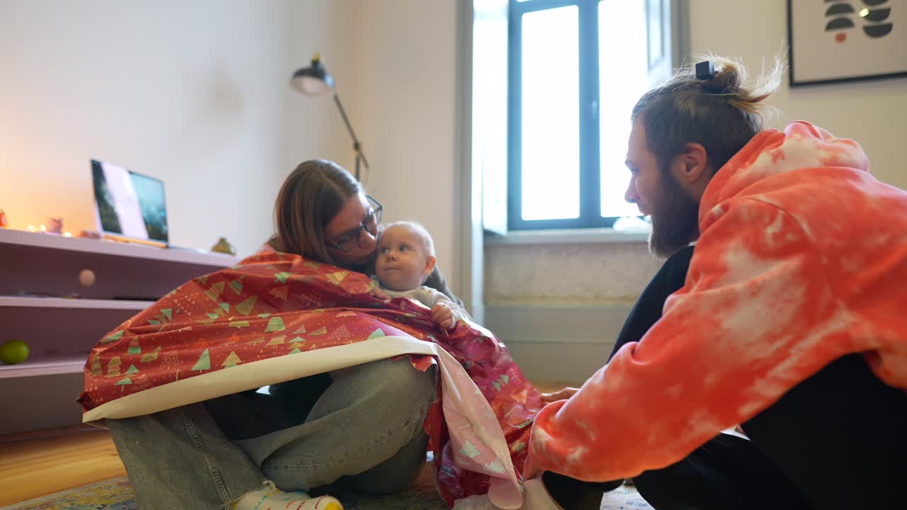 가족 들 이 크리스마스 선물 을 풀고 있다