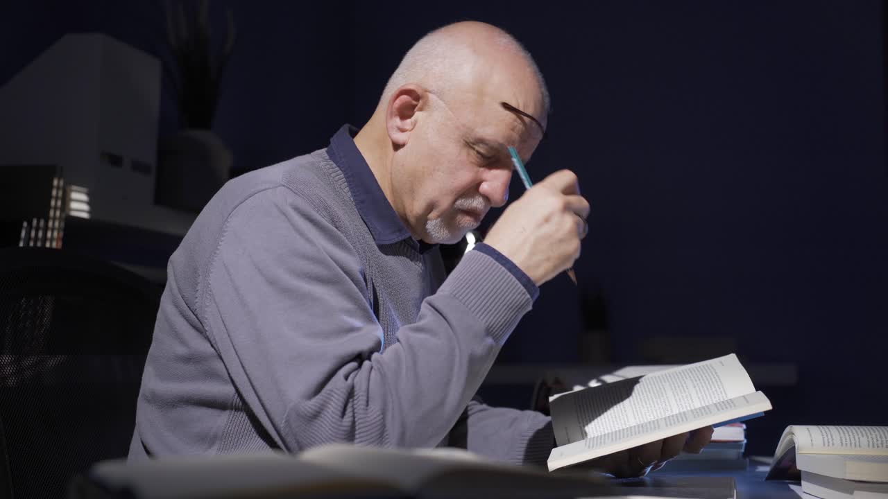 ⁇ 은이는 공부실에서 혼자 책을 읽고 있습니다.