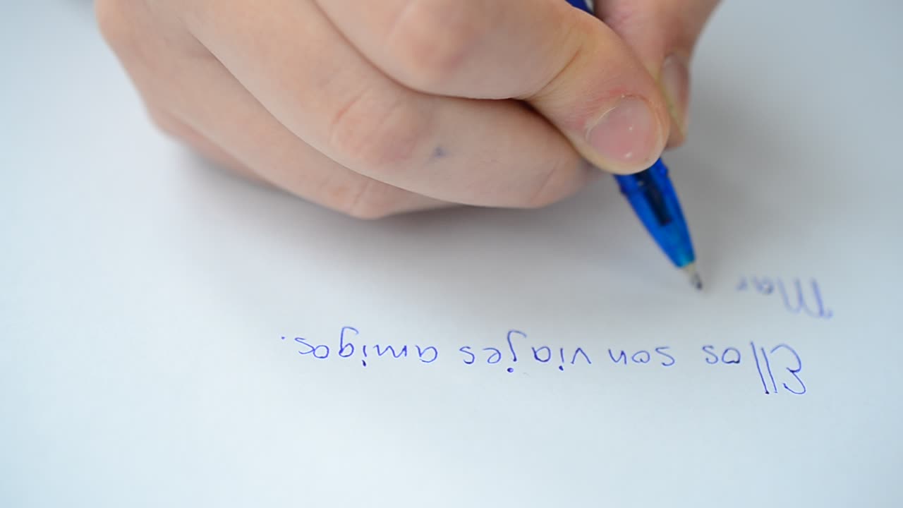 Mano y mango. Texto en español.